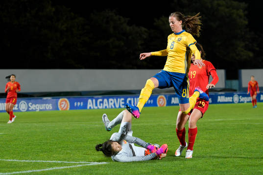 Sveriges Lotta Schelin  hoppar över Kinas målvakt Zhao
