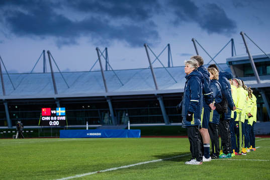 Sveriges spelare med förbundskapten Pia Sundhage står