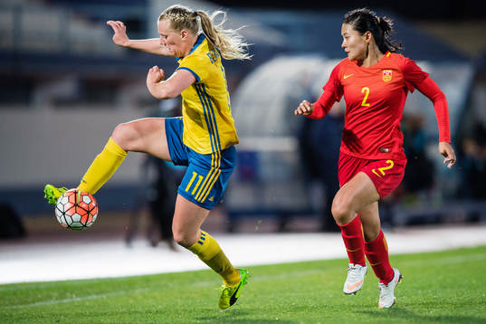 Sveriges Stina Blackstenius mot Kinas Liu Shanshan