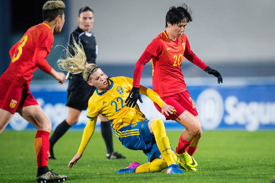 Sveriges Olivia Schough i en duell mot Kinas Zhang Rui
