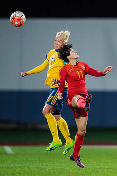 Sveriges Caroline Seger i en nickduell mot Kinas Wang