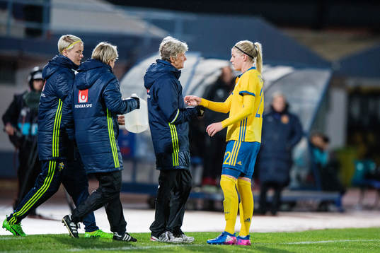 Sveriges förbundskapten Pia Sundhage instruerar Olivia