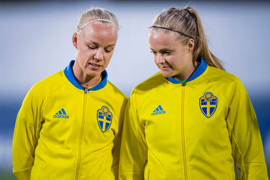 Sveriges Lotta Schelin och målvakt Hilda Carlén