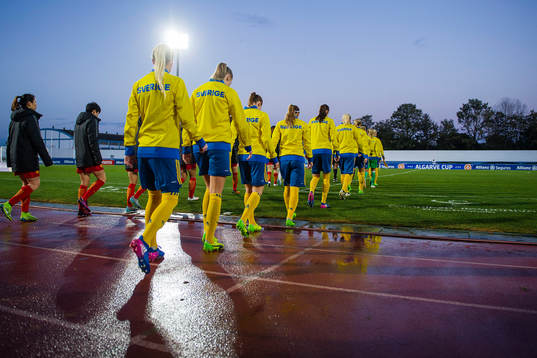 Sveriges spelare går in på planen