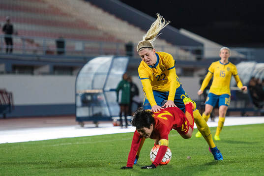 Sveriges Olivia Schough i en duell mot Kinas Ren Guixin
