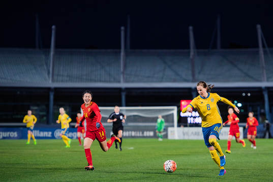 Sveriges Lotta Schelin  och Kinas Zhao Rong