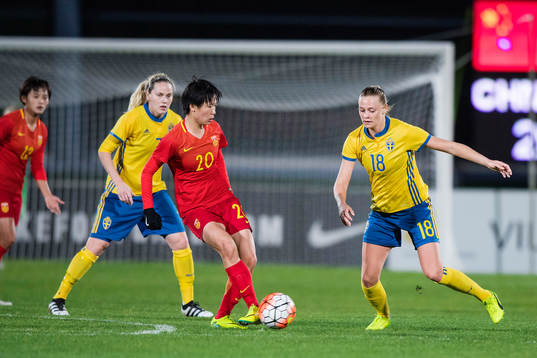 Sveriges Lisa Dahlkvist och Fridolina Rolfö utmanar Kinas
