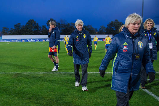 Sveriges förbundskapten Pia Sundhage och assisterande