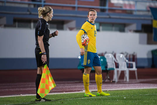 Sveriges Jessica Samuelsson pratar med linjedomaren