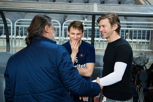 Tränaren Özcan Melkemichel, Kim Källström och Jesper