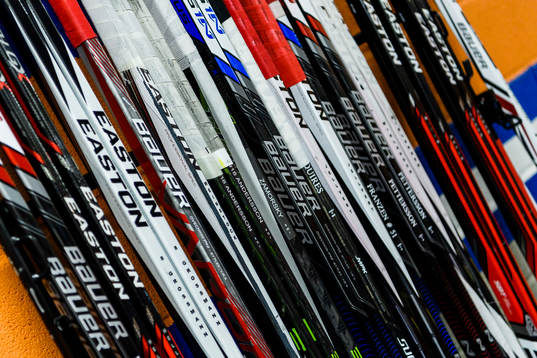 Klubbor före ishockeymatchen i SHL mellan Växjö och