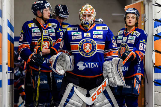 Växjös målvakt Joacim Eriksson framför Oliver Bohm och