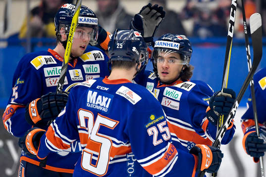 Växjös Adam Brodecki jublar emed lagkamrater