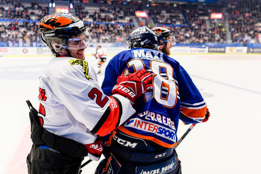 Örebros Martin Johansson i kap med Växjös Dennis Everberg