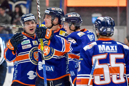 Växjös Oliver Bohm jublar med lagkamrater