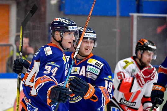 Växjös Olli Palola och Tuomas Kiiskinen  jublar