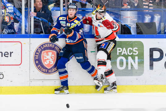 Örebros Johan Motin tacklar Växjös Nils Carnbäck