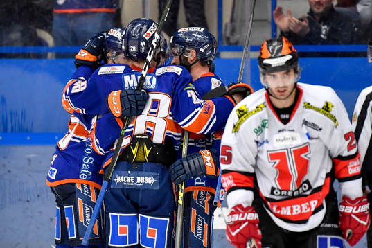 Växjös Pontus Netterberg jublar med lagkamrater