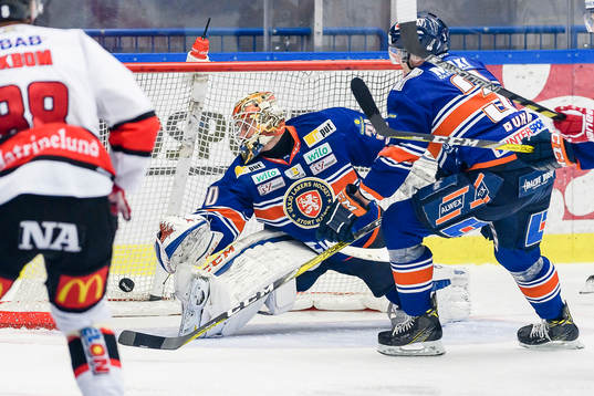 Örebros Tom Wandell (ej i bild) gör mål 0-1 bakom