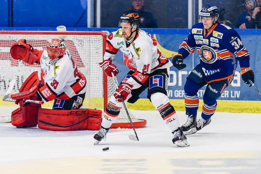 Örebros Marcus Weinstock jagas av Växjös Olli Palola