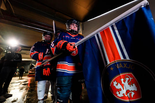 Fanbärare före ishockeymatchen i SHL mellan Växjö och