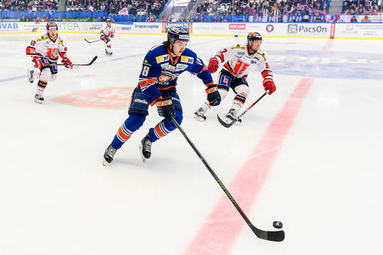 Växjös Dennis Everberg jagas av Örebros Johan Motin och