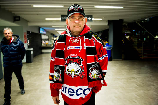En Malmö Redhawks supporter i matchtröja