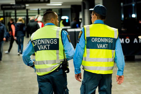Två ordningsvakter i korridoren