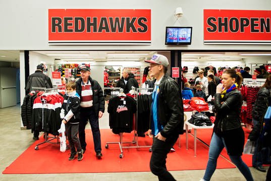 Besökare passerar Malmö Redhawks shop