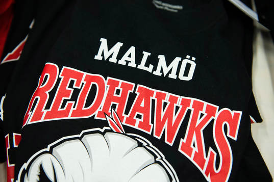 En souvenirtröja med Malmö Redhawks logga