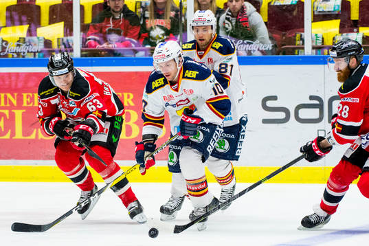 Djurgårdens Niclas Bergfors i kamp om pucken med Malmö