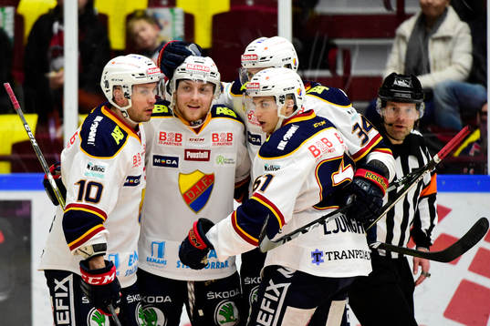 Djurgårdens Linus Hultström jublar med lagkamrater