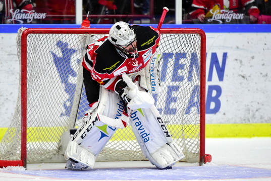 Malmö Redhawks målvakt Cristopher Nihlstorp grinar illa