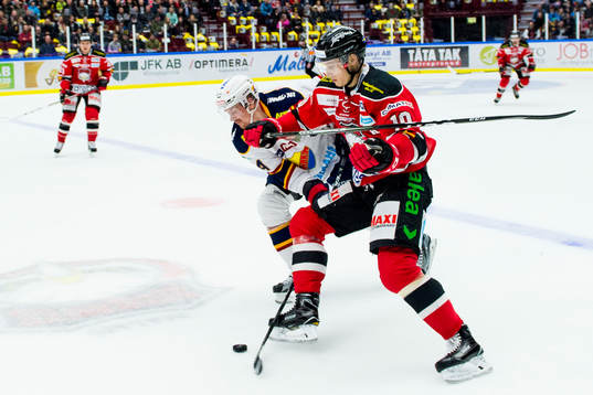 Malmö Redhawks Robin Alvarez i kamp om pucken med