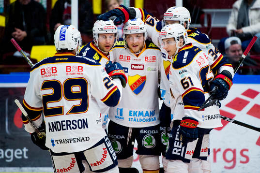Djurgårdens Linus Hultström kramas om av lagkamraterna