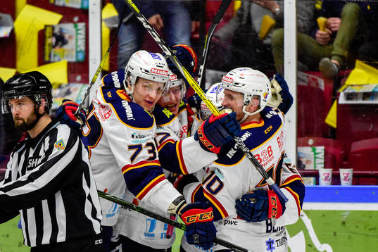 Djurgårdens Niclas Bergfors jublar med lagkamrater