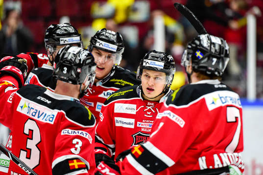 Malmö Redhawks André Benoit jublar med lagkamrater