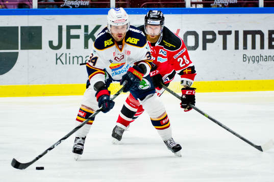 Malmö Redhawks Jens Olsson jagar Djurgårdens Daniel Brodin