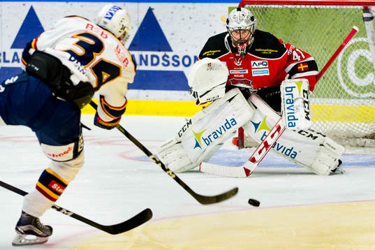 Djurgårdens Daniel Brodin och Malmö Redhawks målvakt