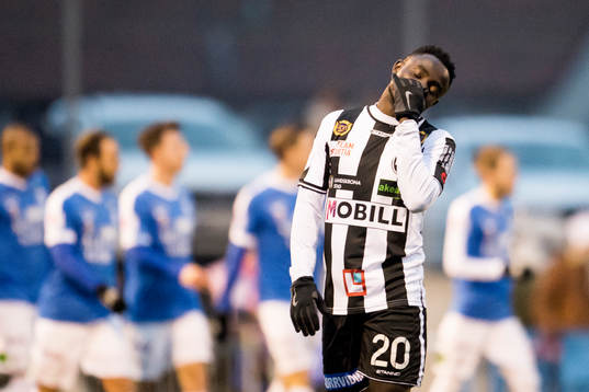 Landskronas Edafe Egbedi deppar medan i bakgrunden