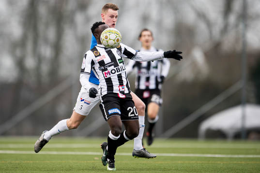 Landskronas +ka20+ tar bollen på bröstet