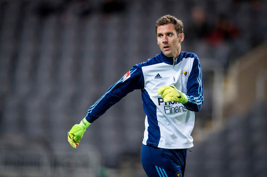 Djurgårdens målvakt Andreas Isaksson värmer upp