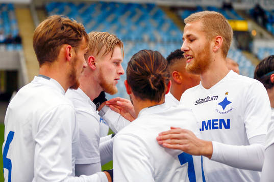 Norrköpings Karl Holmberg jublar med lagkamrater