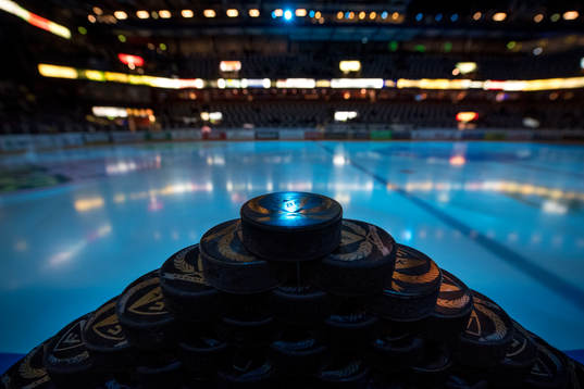Färjestads puckar upplagda på sargen innan