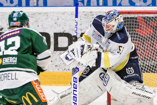 s målvakt Fredrik Pettersson-Wentzel räddar en puck