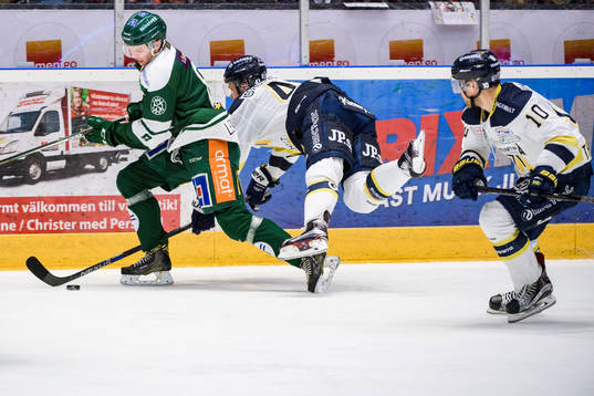 Färjestads Alexander Leandersson i en närkamp med HV71
