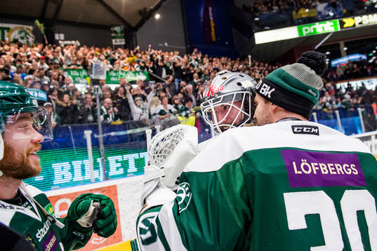 Färjestads Linus Persson och målvakt Lars Haugen jublar