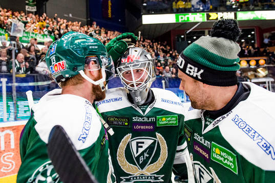 Färjestads Linus Persson och målvakt Lars Haugen jublar