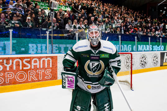 Färjestads målvakt Stefan Steen jublar