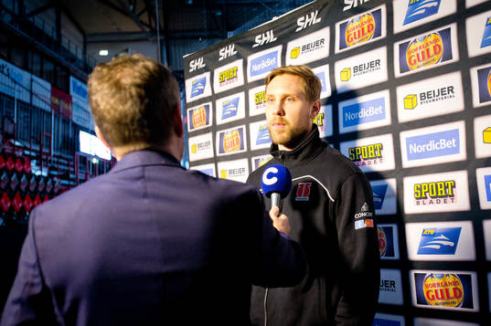 Örebros Viktor Ekbom blir intervjuad av CMORE